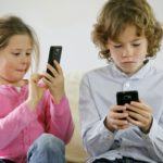 Un telefono che dice "no" alle dita dei bambini piccoli