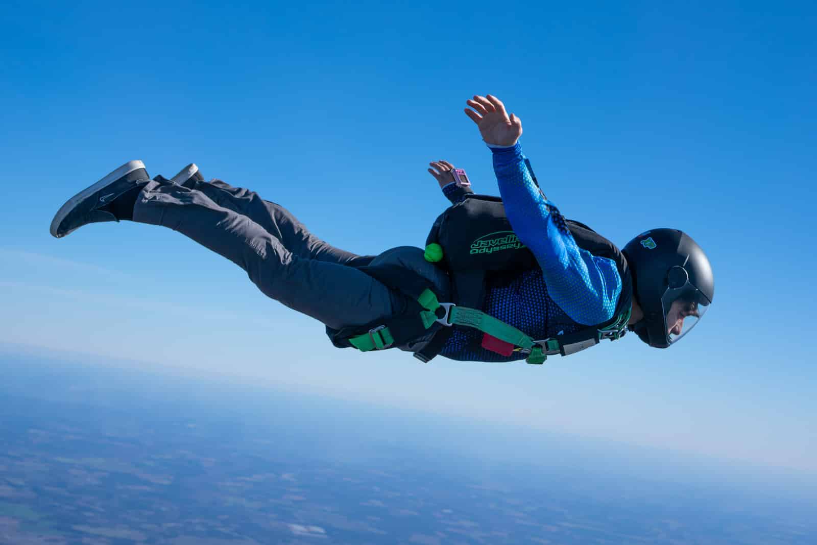 Lo staff di evangelion si dà allo skydiving