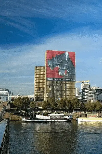 Kaiju no. 8 è apparso trasferito a parigi