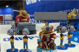 One piece, eiichiro oda riceve una figure ufficiale