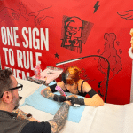 Tatuaggio kfc per pollo gratis a vita: com’è andata al modena nerd 2026